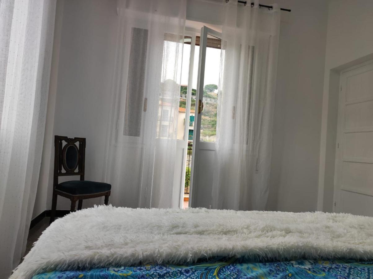 Appartamento Vicino Al Mare Con Parcheggio Riva Ligure Bagian luar foto