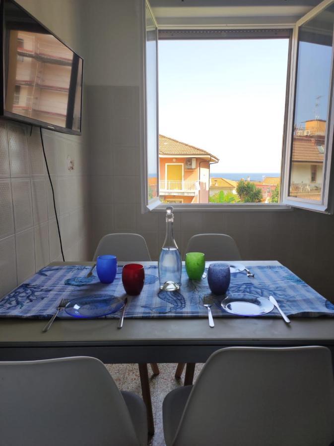Appartamento Vicino Al Mare Con Parcheggio Riva Ligure Bagian luar foto
