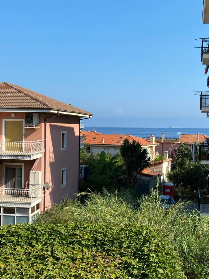 Appartamento Vicino Al Mare Con Parcheggio Riva Ligure Bagian luar foto