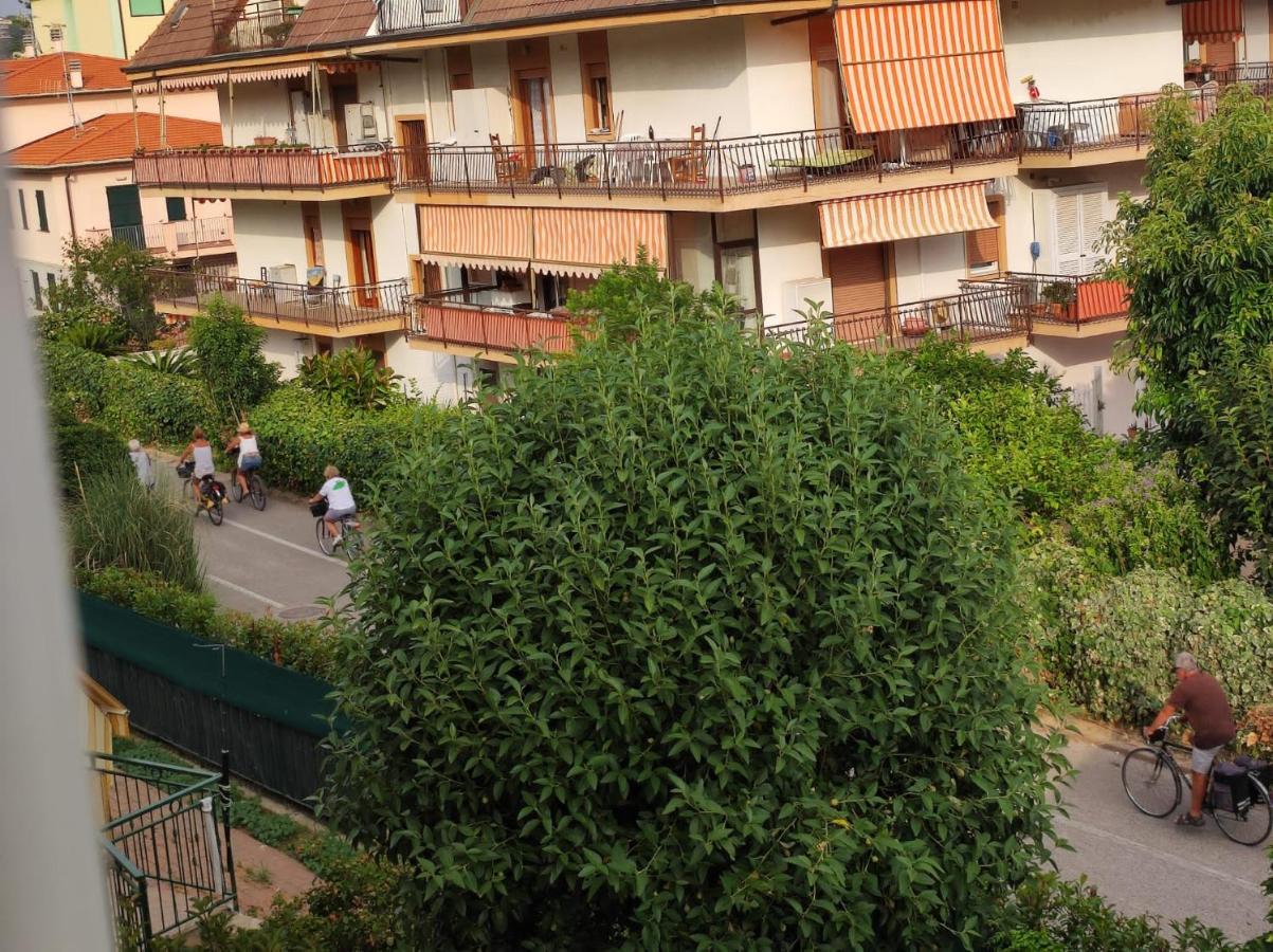 Appartamento Vicino Al Mare Con Parcheggio Riva Ligure Bagian luar foto