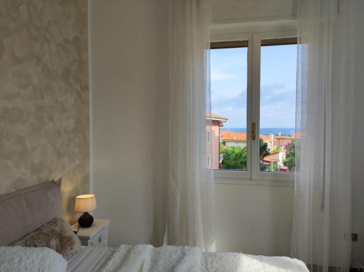 Appartamento Vicino Al Mare Con Parcheggio Riva Ligure Bagian luar foto
